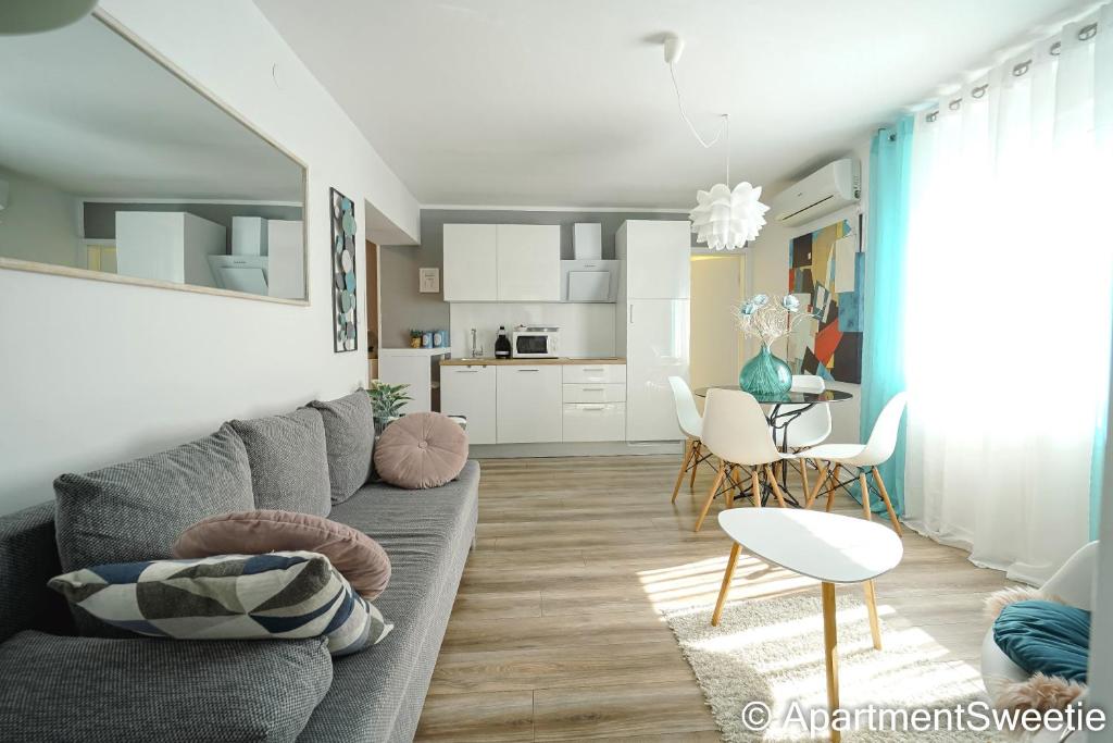 Kuchnia lub aneks kuchenny w obiekcie Apartment Sweetie center Pula with FREE PARKING - Hedone Amphitheater