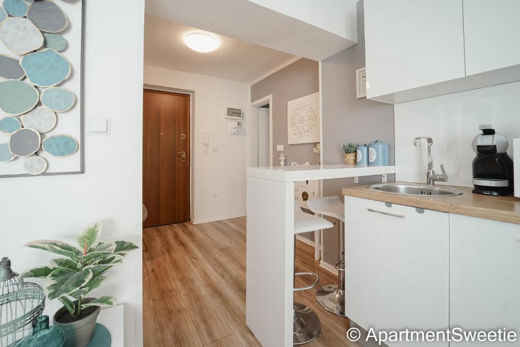 Kuchnia lub aneks kuchenny w obiekcie Apartment Sweetie center Pula with FREE PARKING - Hedone Amphitheater