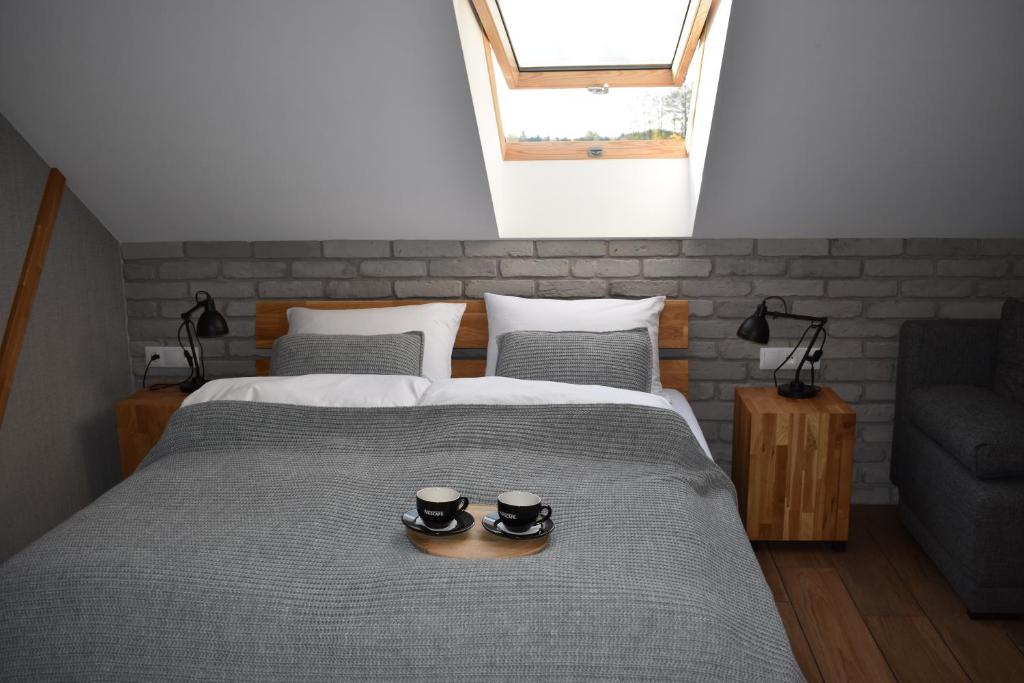 ein Schlafzimmer mit einem Bett mit zwei Schuhen drauf in der Unterkunft Zielone Ranczo in Iława