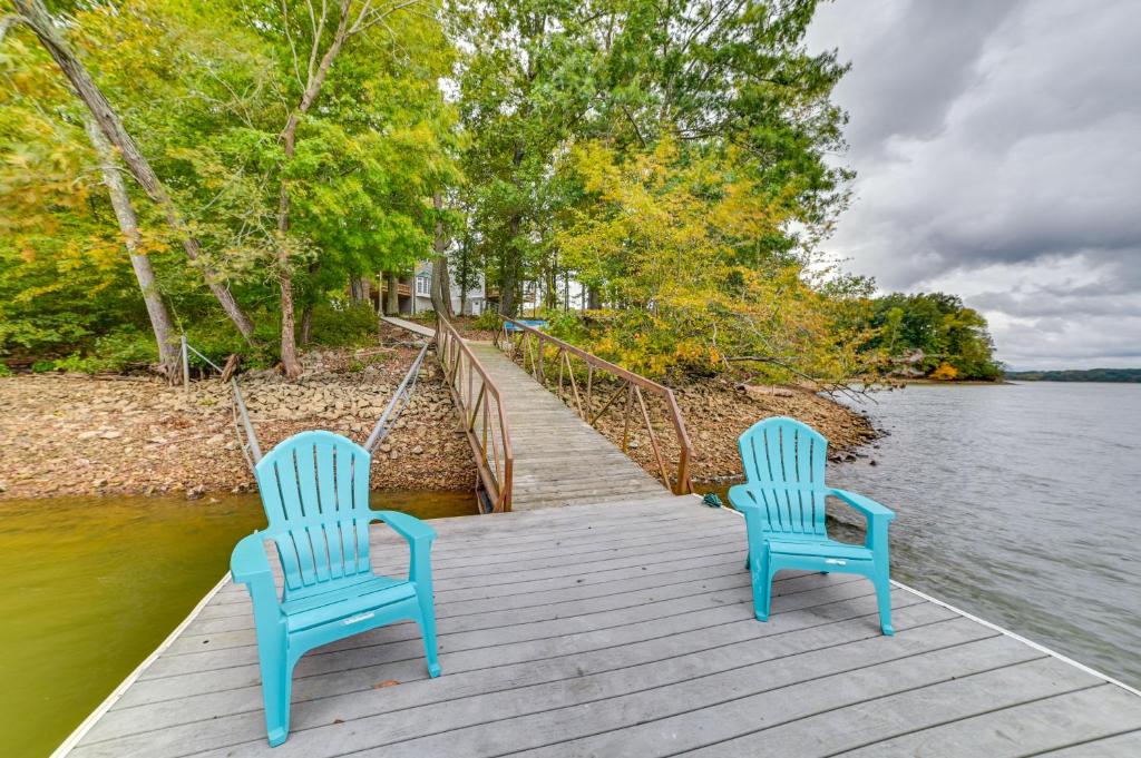deux chaises bleues assises sur un quai près de l'eau dans l'établissement Family-Friendly Lake Escape with Deep Water Dock!, à Cadiz