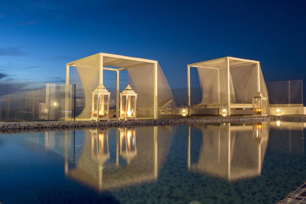 Bazén v ubytování Colours of Mykonos Luxury Residences & Suites nebo v jeho okolí