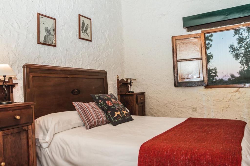 - une chambre avec un lit et une fenêtre dans l'établissement Pozuelo 1 JABUGO, à Jabugo