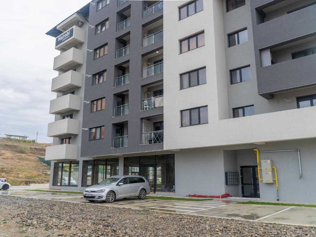 une voiture garée devant un bâtiment dans l'établissement Casa Boes 41, à Vişan