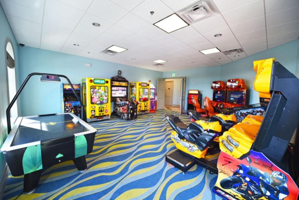 une salle avec des jeux d'arcade et un système de jeux vidéo dans l'établissement Happy Nemo Accommodates Large Groups with Ease!, à Davenport