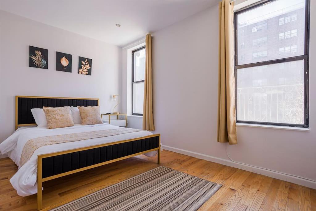 una camera con un grande letto e una finestra di 5-Bedroom NYC Apartment a New York
