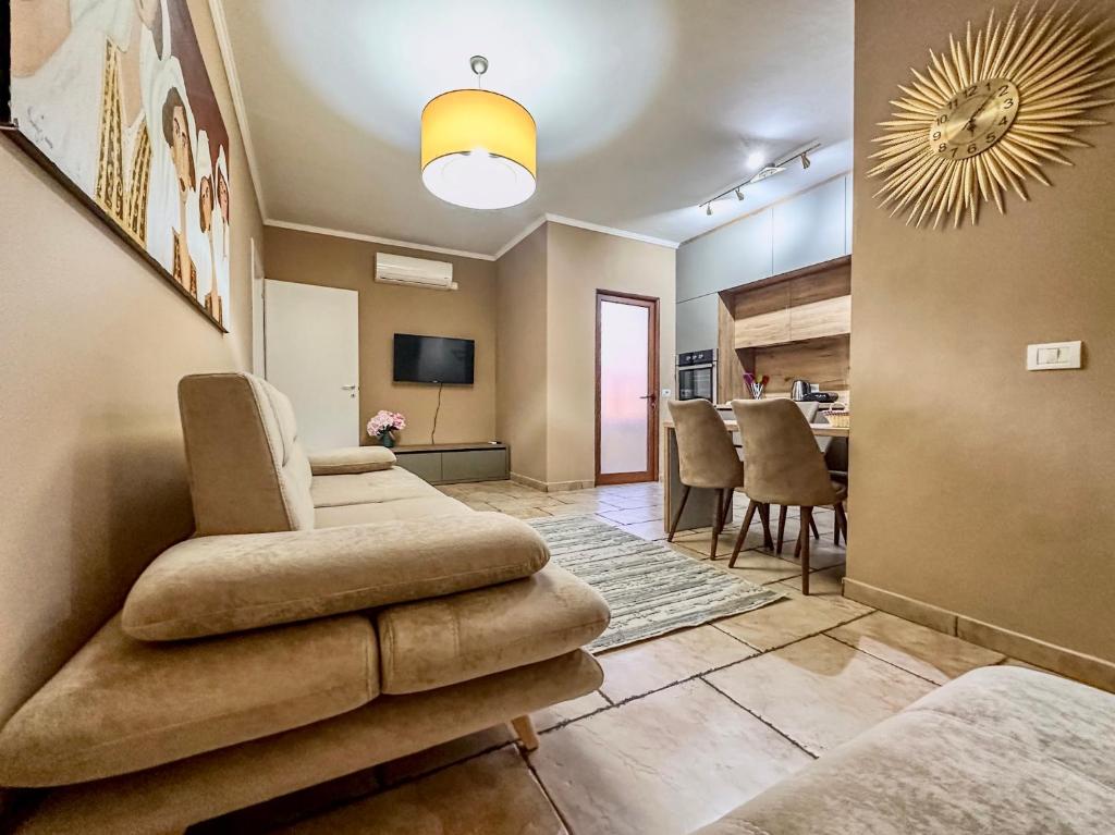 Amos City Center Apartment Tirana - Image 9