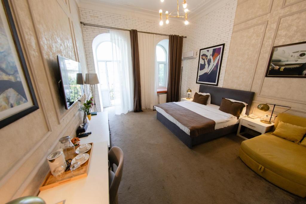 Habitación de hotel con cama y sofá en Zimmer Boutique Hotel, en Baku