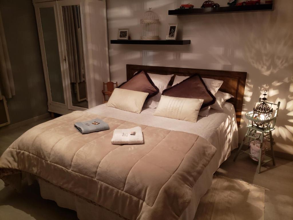 1 dormitorio con 1 cama con 2 toallas en Chez Didier et vero, en Houville-la-Branche