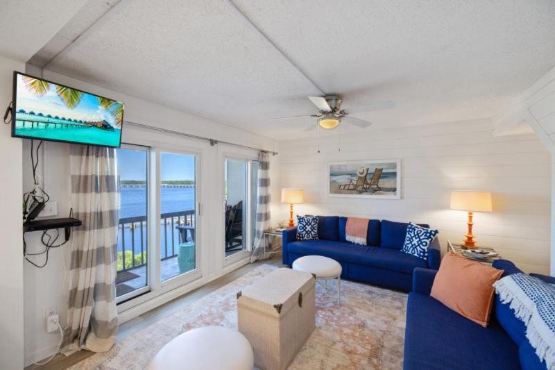 a living room with a blue couch and a tv at Pinnacle Port 304A in Panama City