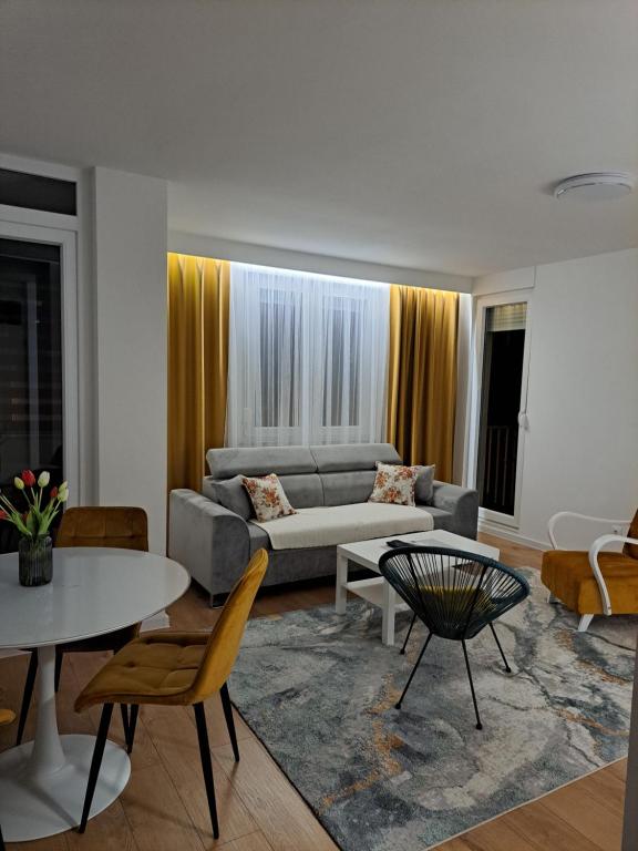 un soggiorno con divano e tavolo di Apartman Neyla a Mostar