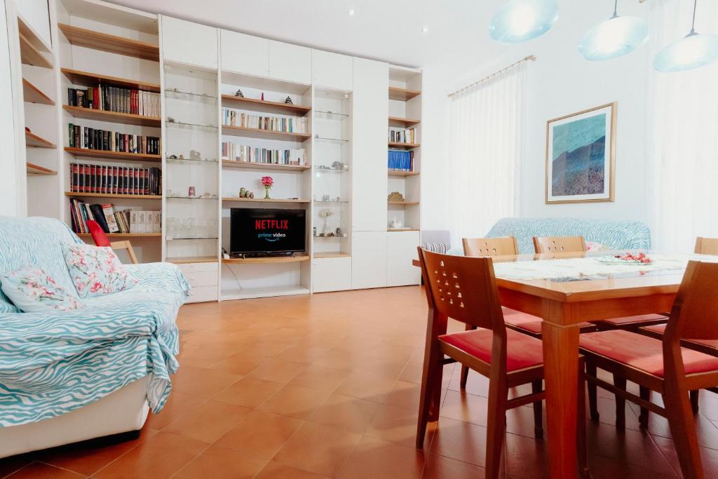 uma sala de estar com uma mesa e cadeiras e um sofá em Al Castello di San Giusto free garage em Trieste
