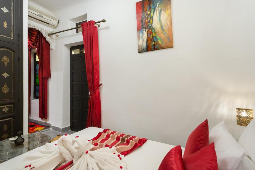 A bed or beds in a room at Riad La Porte d'Or & SPA