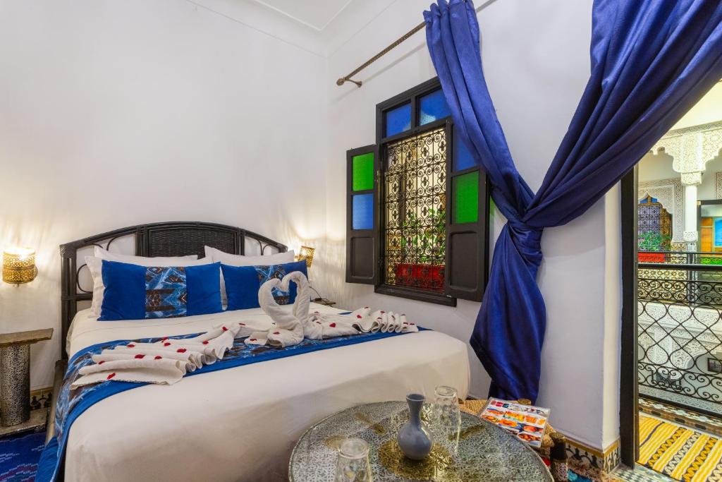 A bed or beds in a room at Riad La Porte d'Or & SPA