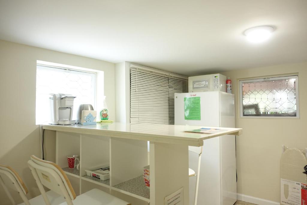 Kuchyň nebo kuchyňský kout v ubytování Best EWR Airport Studio-Hot Tub-Free Parking