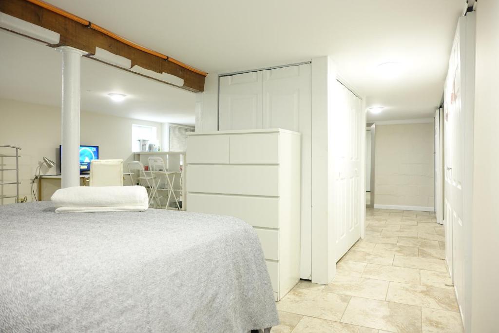 Postel nebo postele na pokoji v ubytování Best EWR Airport Studio-Hot Tub-Free Parking