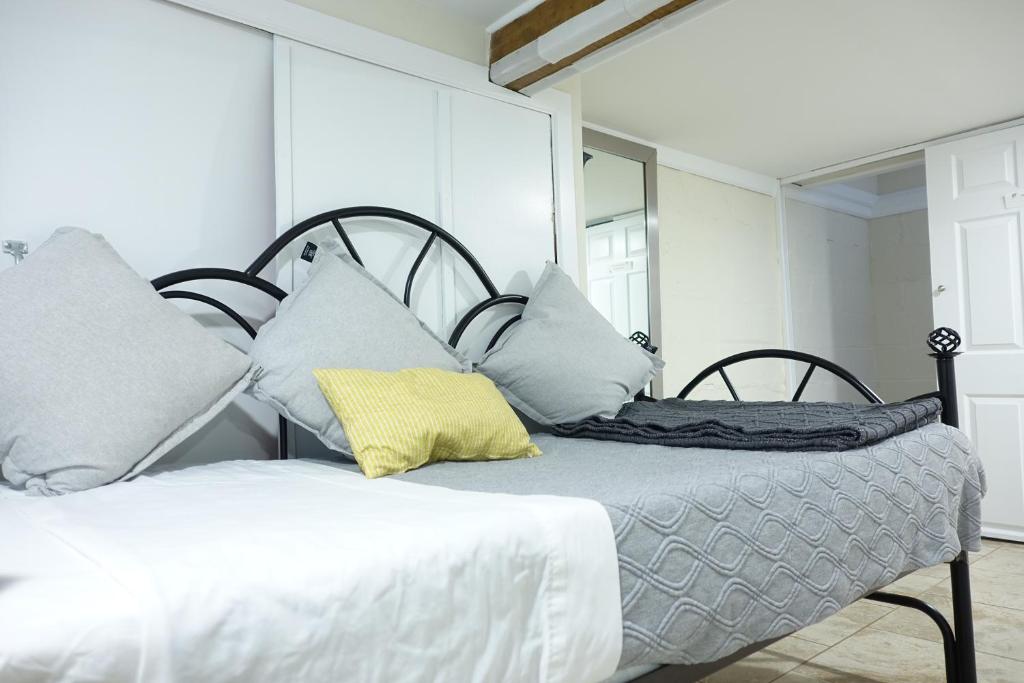 Postel nebo postele na pokoji v ubytování Best EWR Airport Studio-Hot Tub-Free Parking