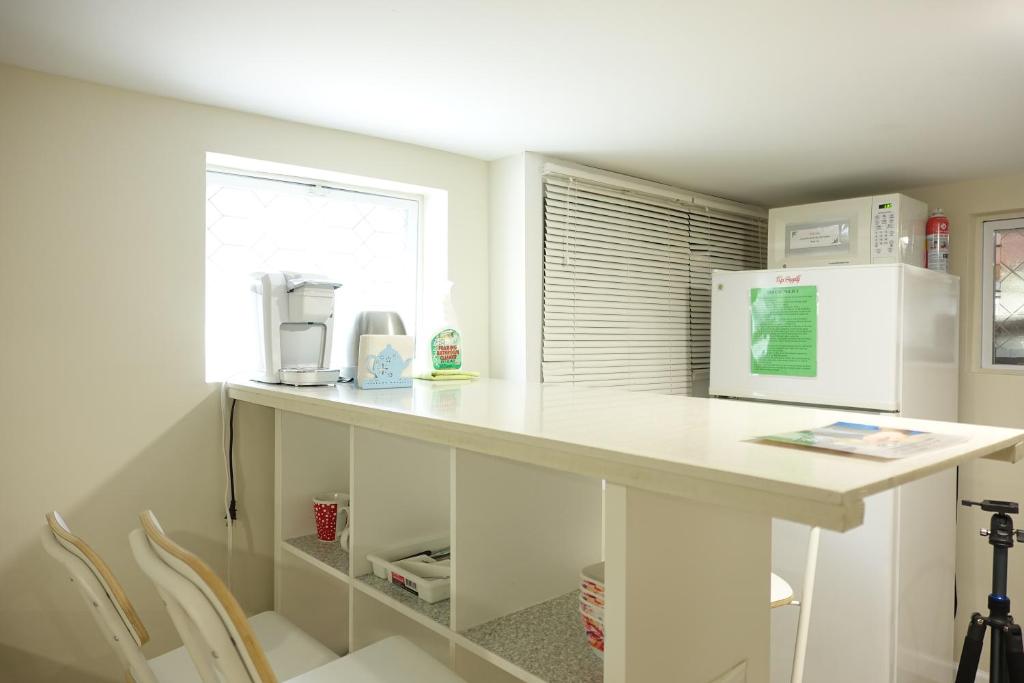 Kuchyň nebo kuchyňský kout v ubytování Best EWR Airport Studio-Hot Tub-Free Parking