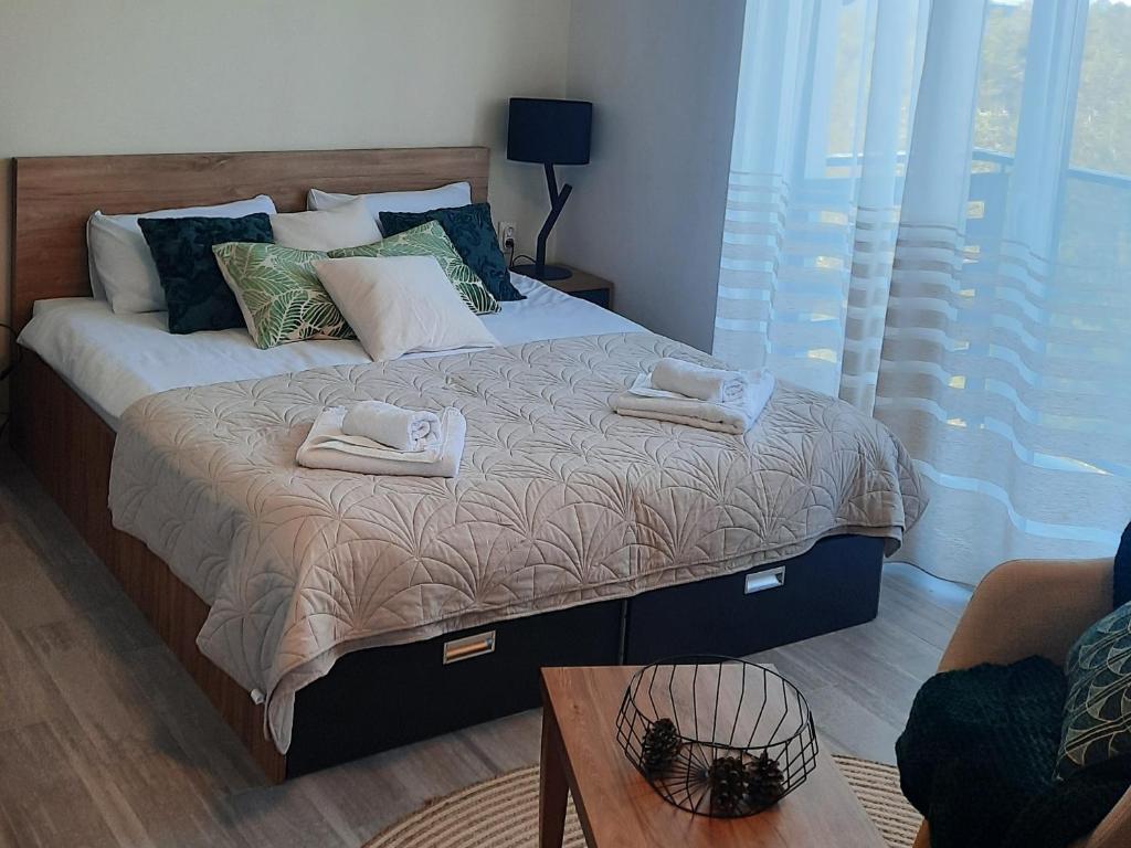 Postel nebo postele na pokoji v ubytování Sunny Woods Apartment