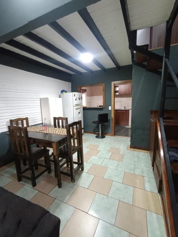 kuchnia ze stołem i krzesłami w pokoju w obiekcie Alquilo duplex temporario w mieście Posadas