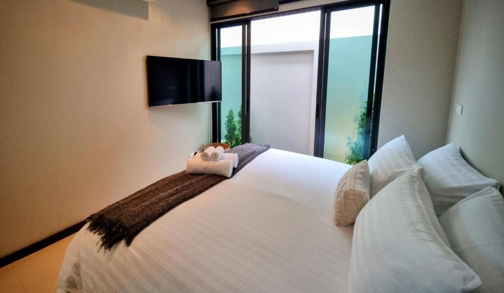 Postel nebo postele na pokoji v ubytování Horizon Vista Pool Villa Family Retreat Bangtao