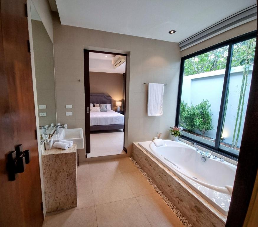Postel nebo postele na pokoji v ubytování Horizon Vista Pool Villa Family Retreat Bangtao