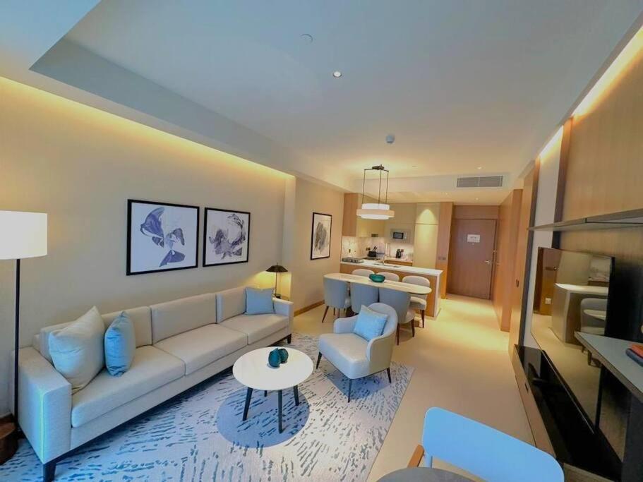 - un salon avec un canapé et une table dans l'établissement Dreamy 2BR Haven, Downtown Bliss, à Dubaï