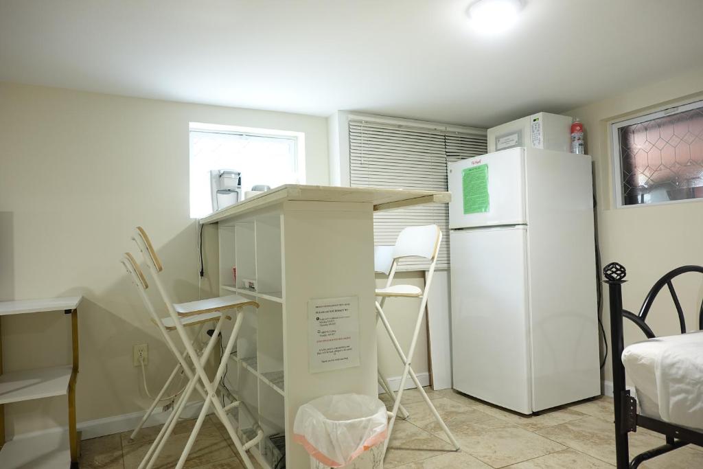 Kuchyň nebo kuchyňský kout v ubytování Best EWR Airport Studio-Hot Tub-Free Parking