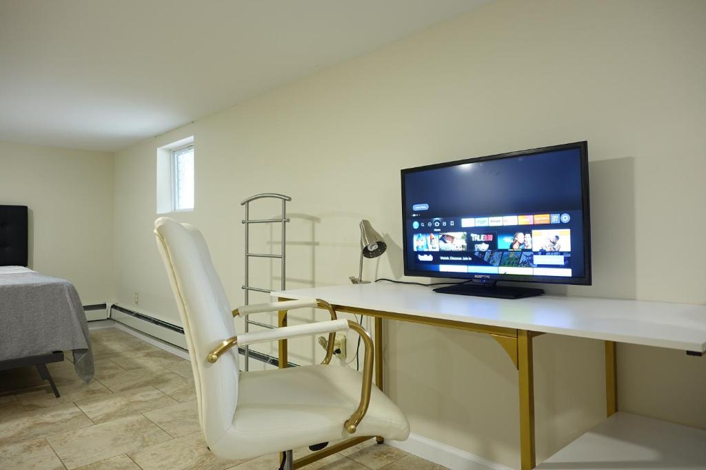TV a/nebo společenská místnost v ubytování Best EWR Airport Studio-Hot Tub-Free Parking
