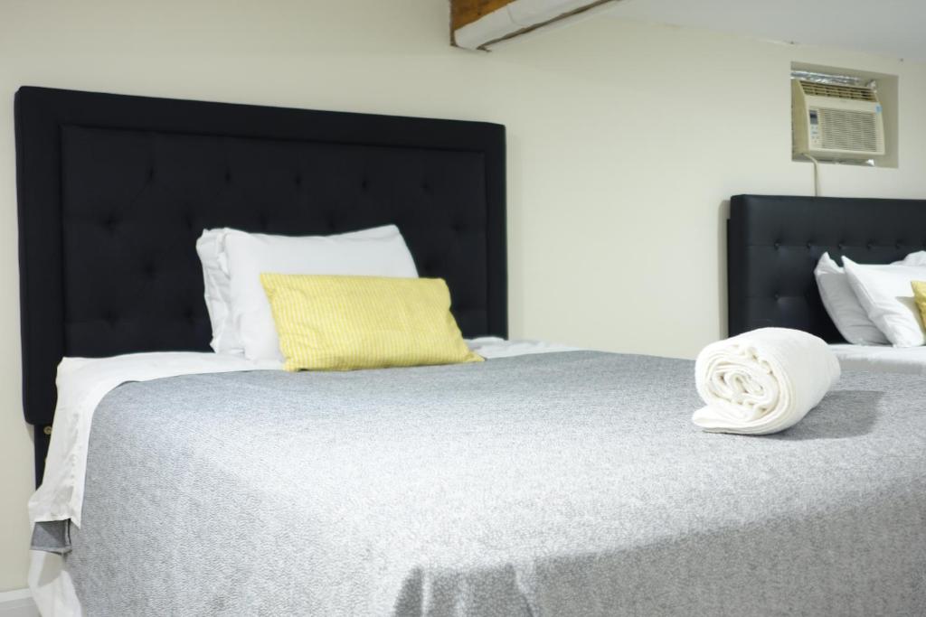 Postel nebo postele na pokoji v ubytování Best EWR Airport Studio-Hot Tub-Free Parking