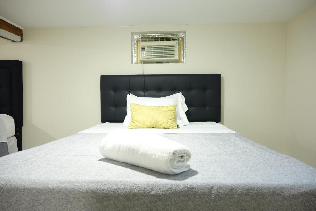 Postel nebo postele na pokoji v ubytování Best EWR Airport Studio-Hot Tub-Free Parking