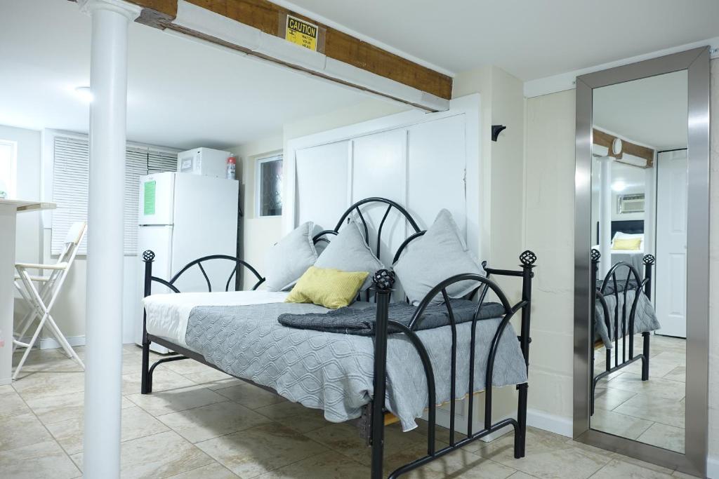 Postel nebo postele na pokoji v ubytování Best EWR Airport Studio-Hot Tub-Free Parking