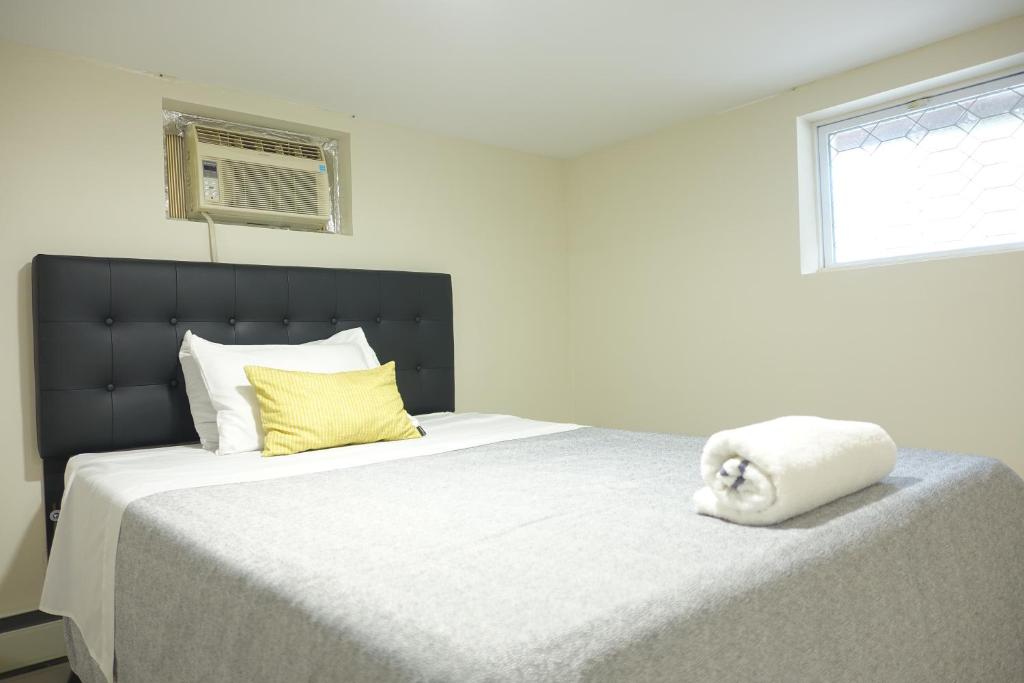 Postel nebo postele na pokoji v ubytování Best EWR Airport Studio-Hot Tub-Free Parking