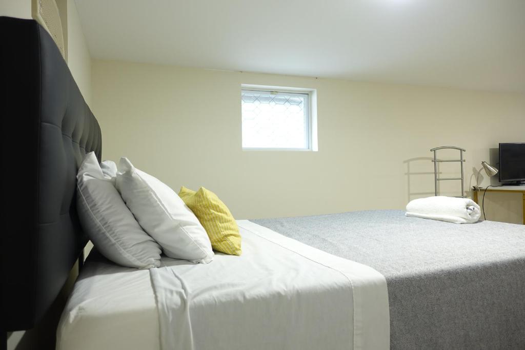 Postel nebo postele na pokoji v ubytování Best EWR Airport Studio-Hot Tub-Free Parking