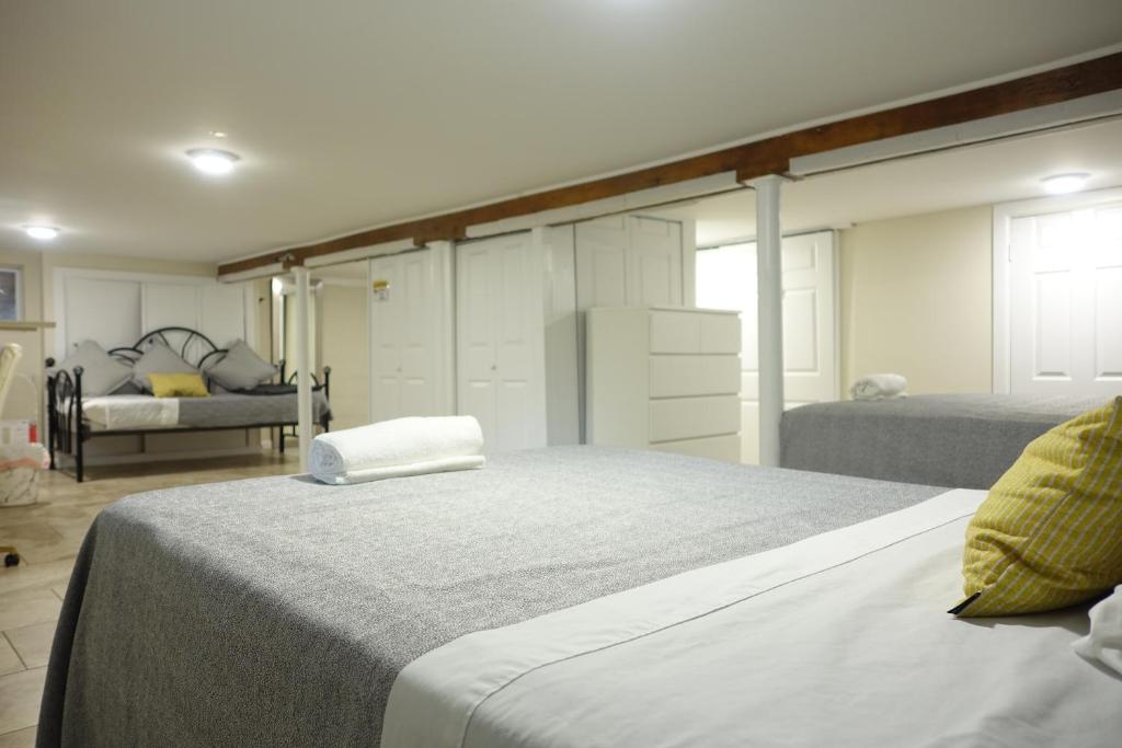 Postel nebo postele na pokoji v ubytování Best EWR Airport Studio-Hot Tub-Free Parking