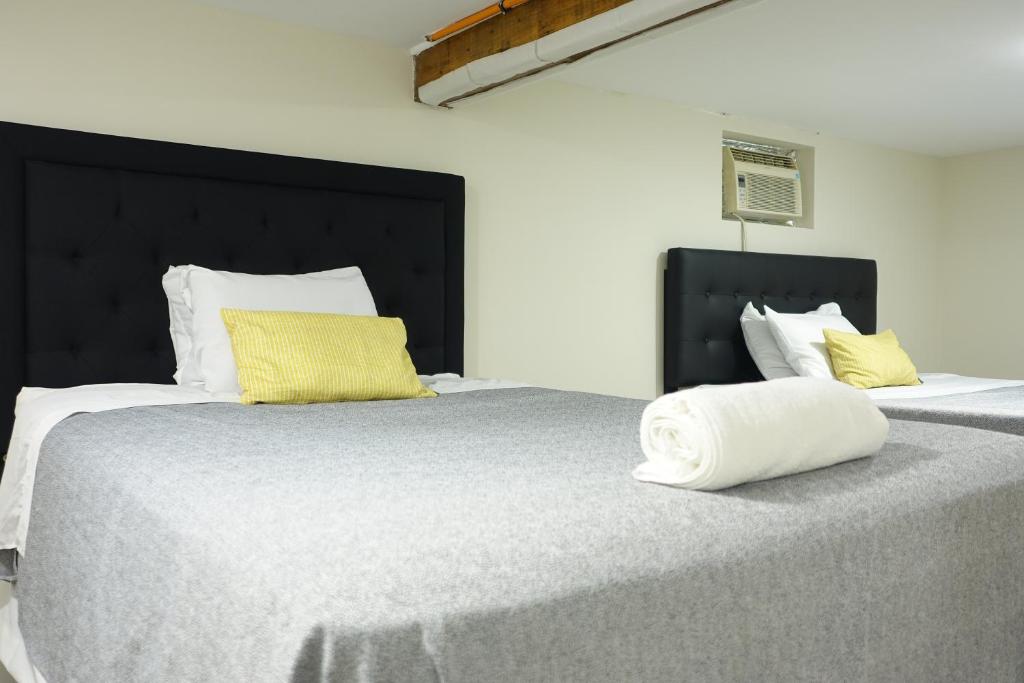 Postel nebo postele na pokoji v ubytování Best EWR Airport Studio-Hot Tub-Free Parking