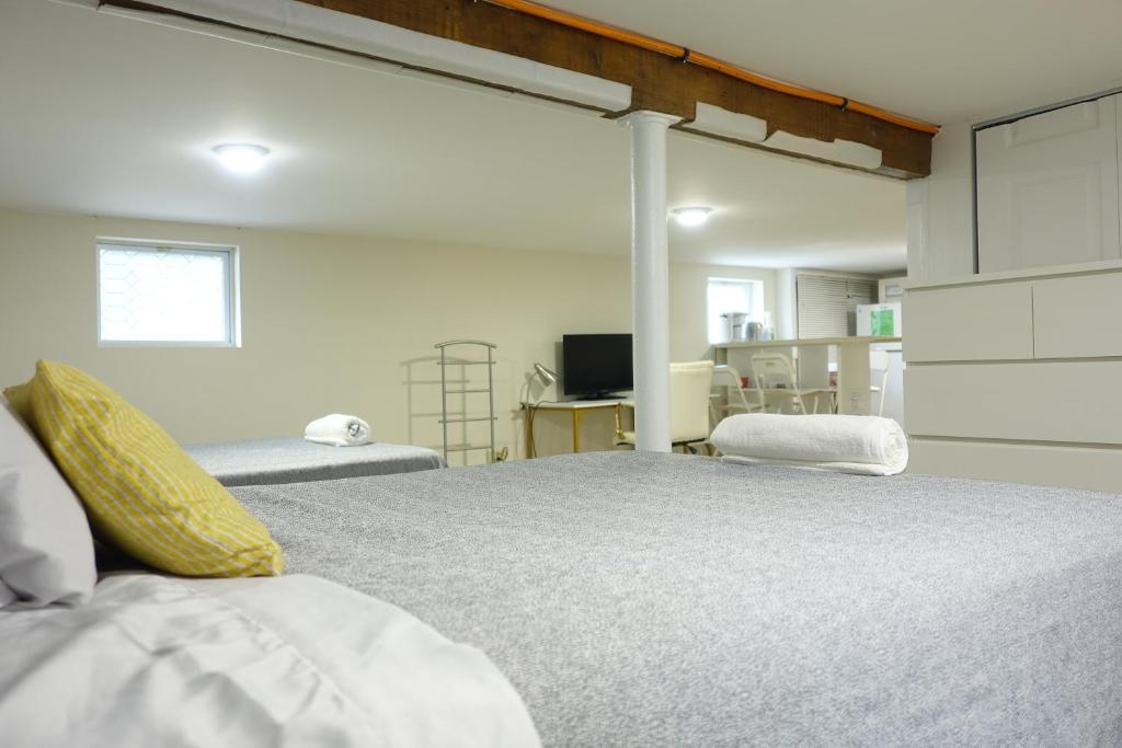 Postel nebo postele na pokoji v ubytování Best EWR Airport Studio-Hot Tub-Free Parking
