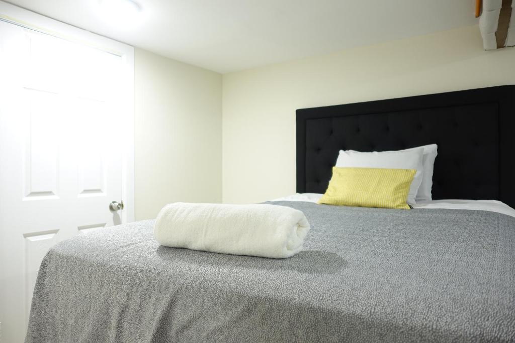 Postel nebo postele na pokoji v ubytování Best EWR Airport Studio-Hot Tub-Free Parking
