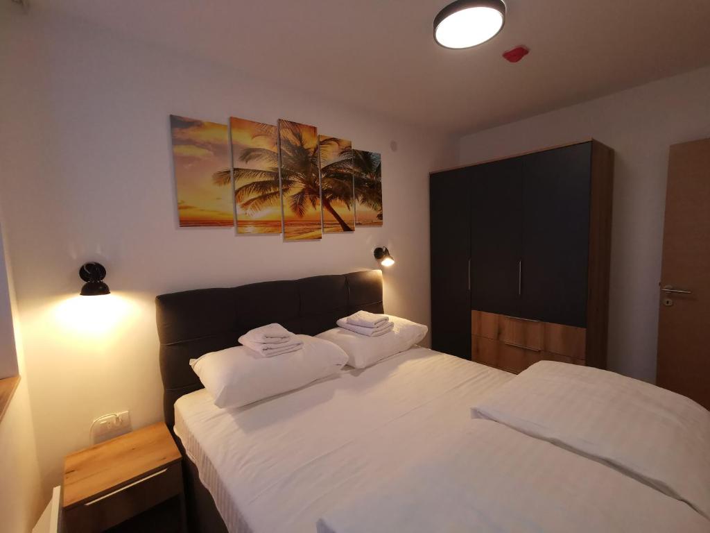 1 dormitorio con 1 cama con 2 toallas en Ratković Apartman Kopaonik, en Kopaonik