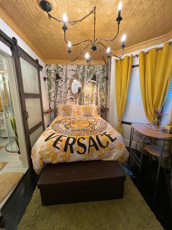 1 dormitorio con 1 cama extragrande y lámpara de araña en Luxurious Bedroom with Private Bathroom, en Fall River