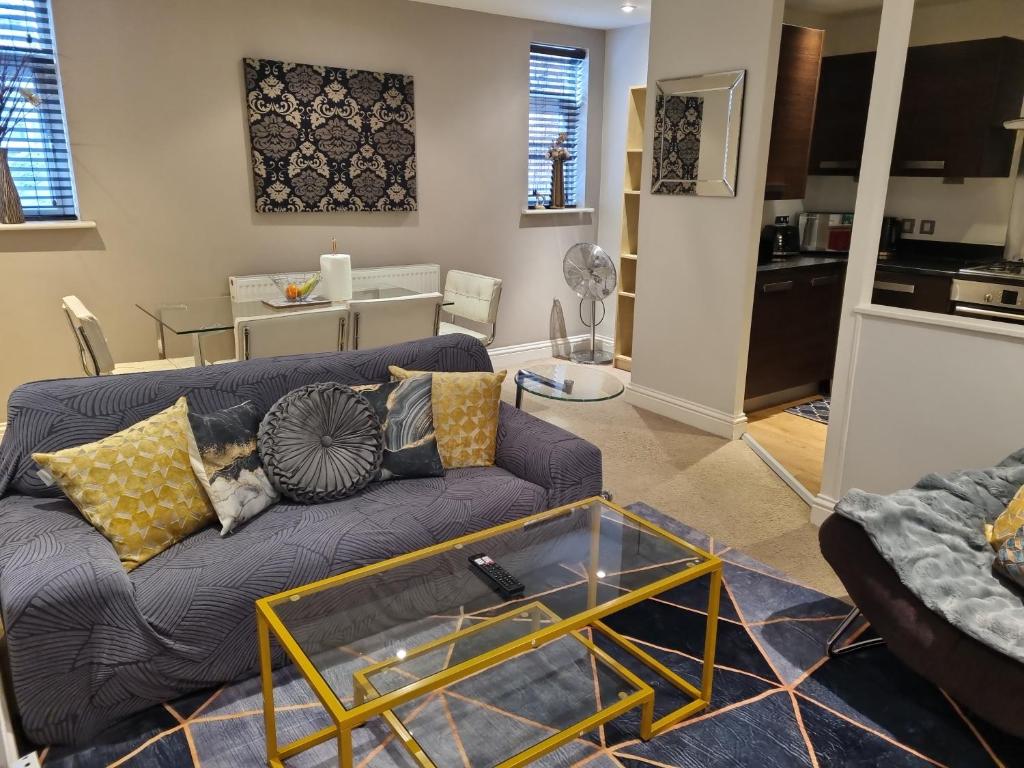 Apartment In Birmingham New Street في برمنغهام: غرفة معيشة مع أريكة وطاولة
