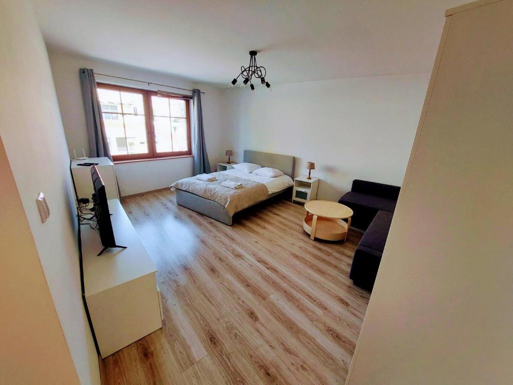 Ένα ή περισσότερα κρεβάτια σε δωμάτιο στο Drzewna Apartamenty-Kupiecka 66A