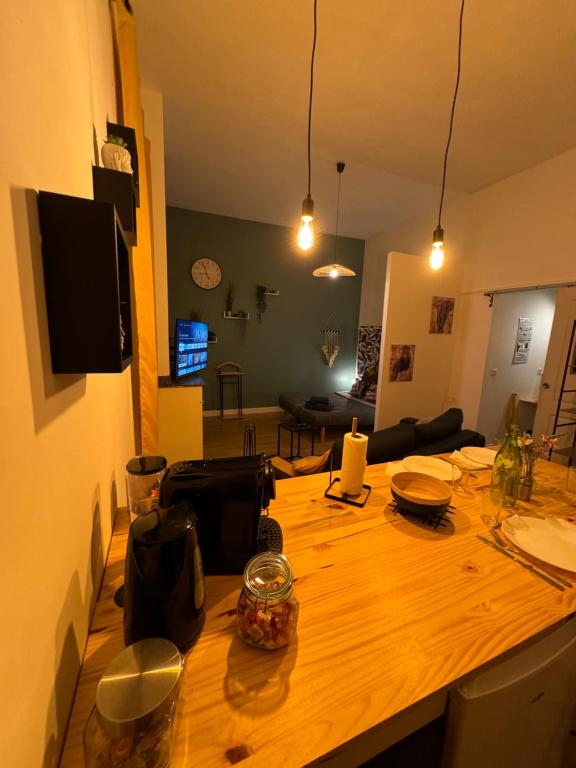 Televízia a/alebo spoločenská miestnosť v ubytovaní Charmant appartement climatisé aux pieds de la cité