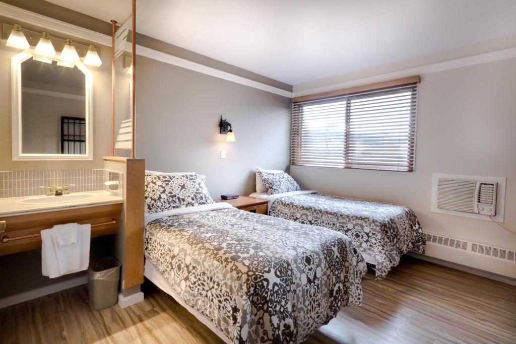 Una cama o camas en una habitación de Astoria Hotel