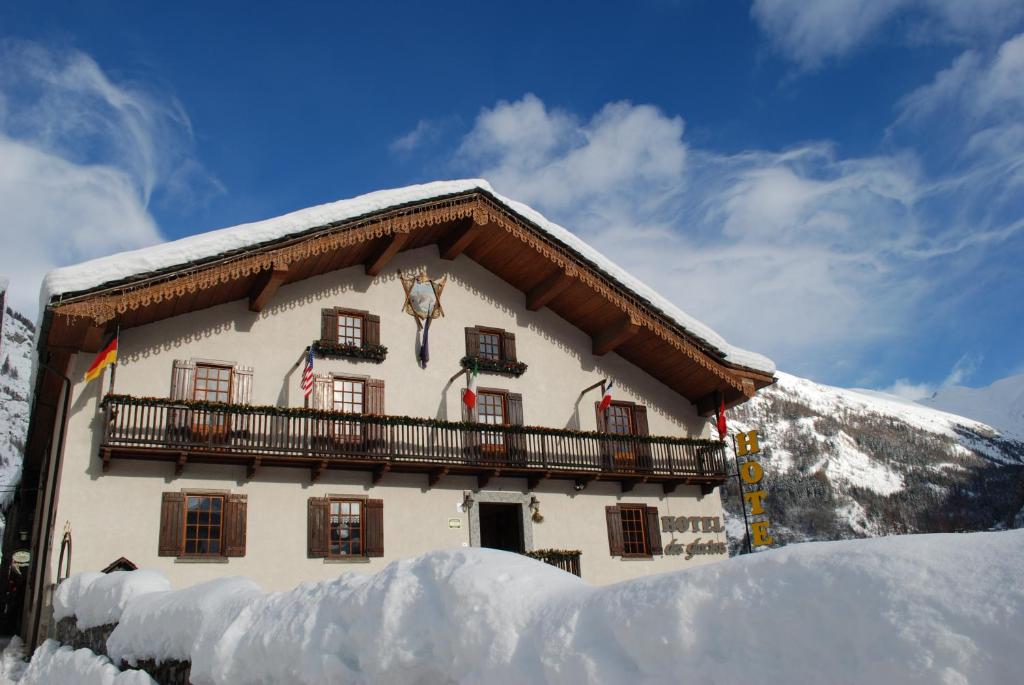 Nespecifikovaný výhled na hory nebo výhled na hory při pohledu z hotelu