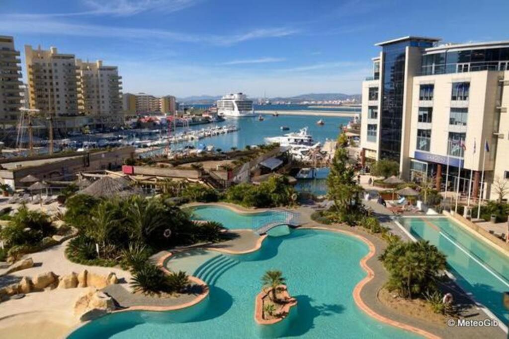 una vista aérea de un complejo con un parque acuático en Gibraltar Luxury with Rooftop Pools & Views en Gibraltar