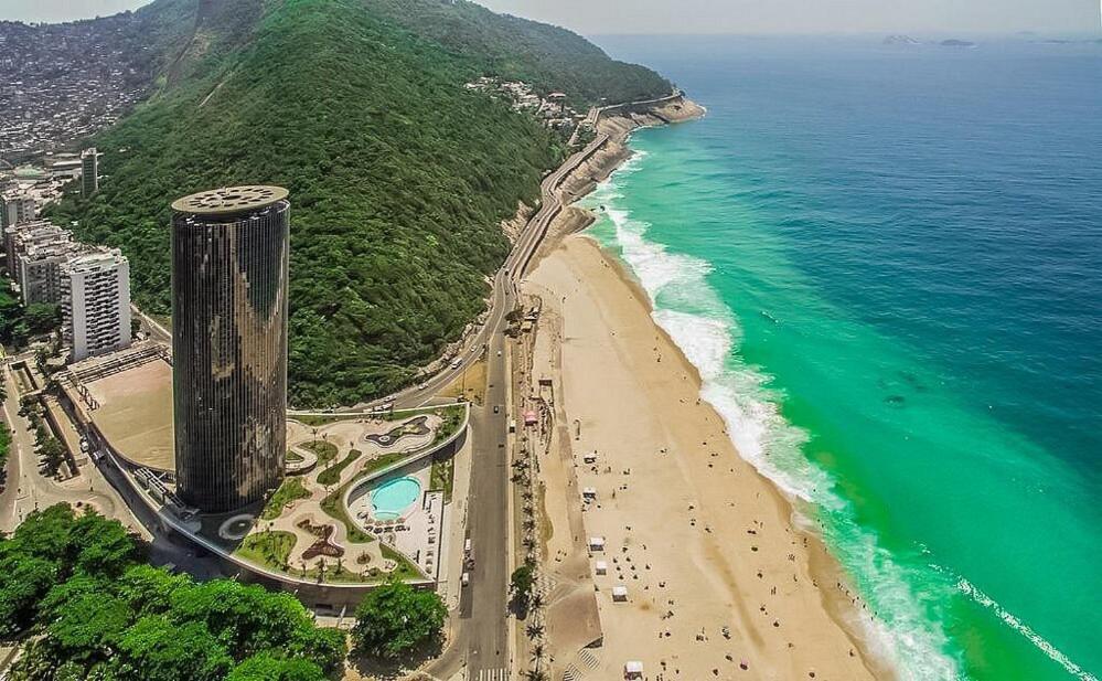 an aerial view of a beach and the ocean at Suíte Com Vista pro Mar no Hotel Nacional in Rio de Janeiro
