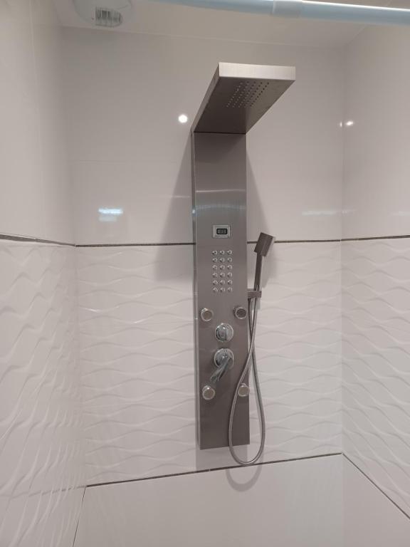a shower in a bathroom with a phone in the wall at Maison calme&#47;Chambre privée&#47;Clim+TV&#47;Pétit dejeuner inclu&#47;tout confort in Nevers