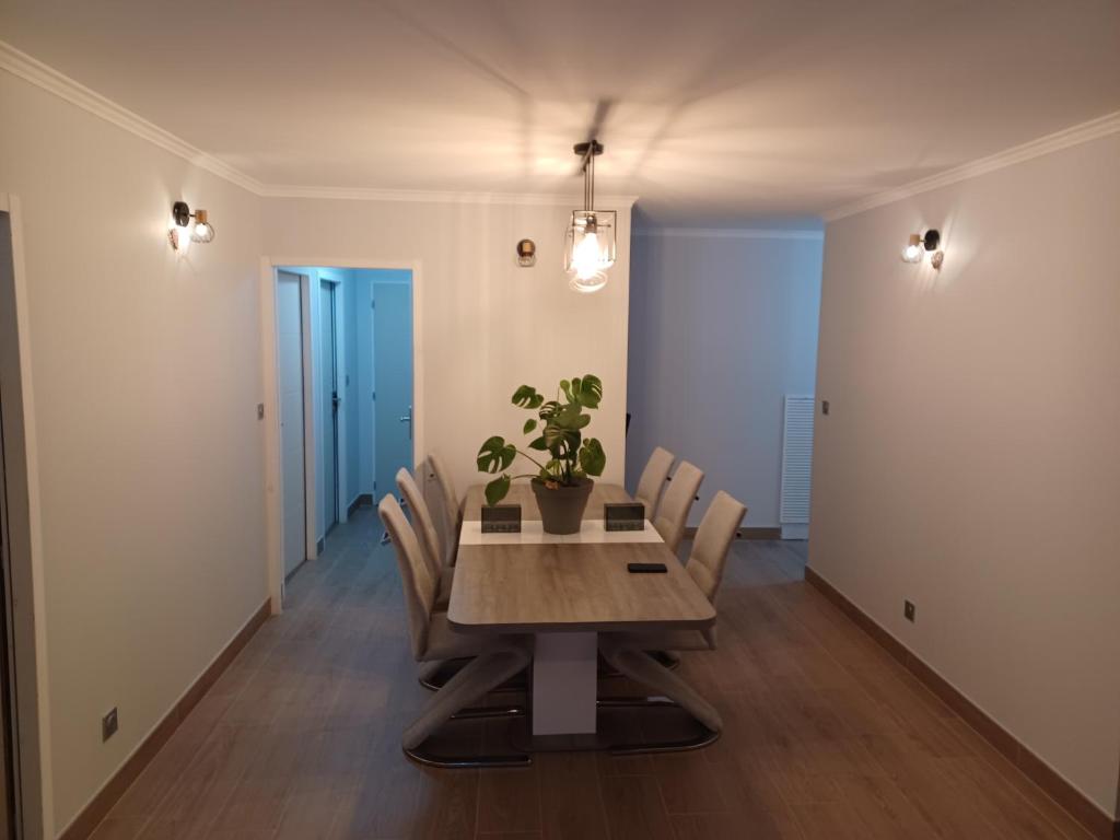 a dining room with a wooden table and chairs at Maison calme&#47;Chambre privée&#47;Clim+TV&#47;Pétit dejeuner inclu&#47;tout confort in Nevers