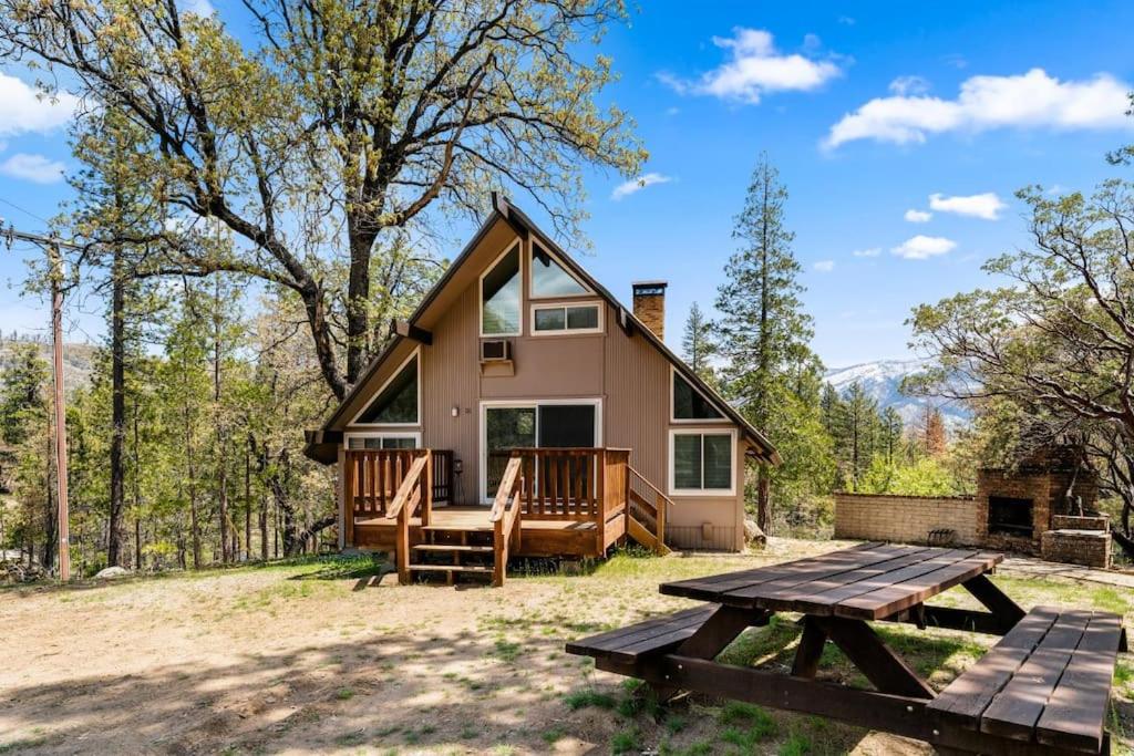 une maison avec une table de pique-nique devant elle dans l'établissement Peaceful North Fork Cabin w/ Fireplace & Wi-Fi!, à North Fork