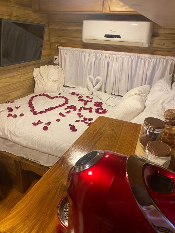 Postel nebo postele na pokoji v ubytování Chale Sobre Rodas e Spa Exclusive - Localizado Próximo do Centro